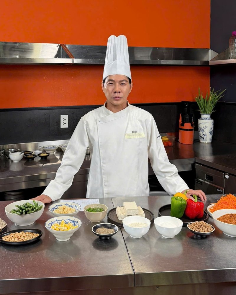 Bàn nguyên liệu chay chuẩn bị cho buổi quay khoá học Rôu