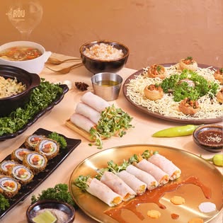 Mâm món chay Rôu Vegetarian — súp, cơm, gỏi cuốn