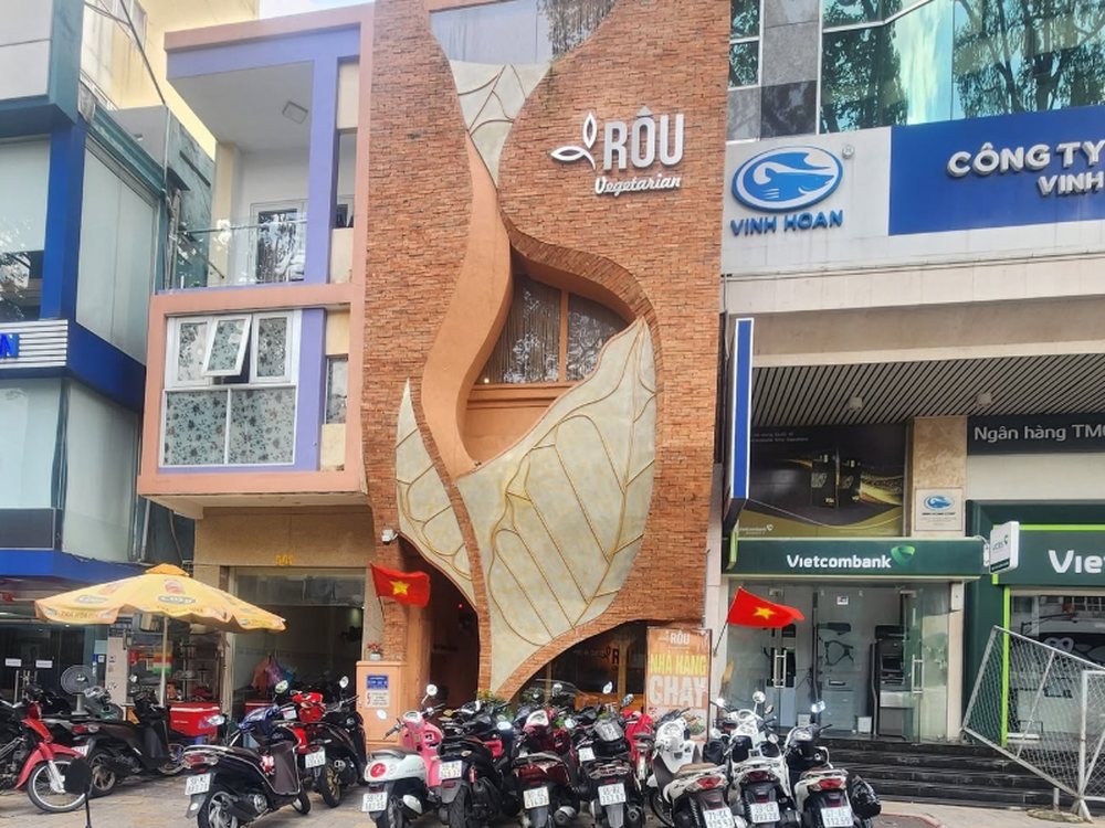 Mặt tiền hình chiếc lá của nhà hàng chay Rôu tại 567A Trần Hưng Đạo, Quận 1