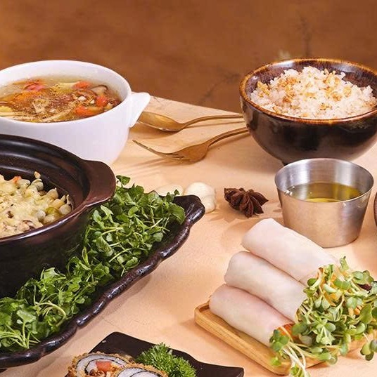 Súp, cơm và gỏi cuốn chay tại Rôu Vegetarian